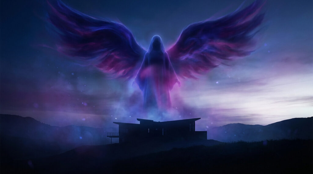 Figure angélique lumineuse, ailes violettes et bleues, au-dessus d'une maison moderne dans un paysage montagneux nocturne.