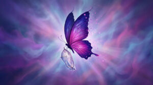 Papillon violet et rose émergeant d'une chrysalide transparente, ses ailes scintillantes sur un fond de nuages nébuleux.
